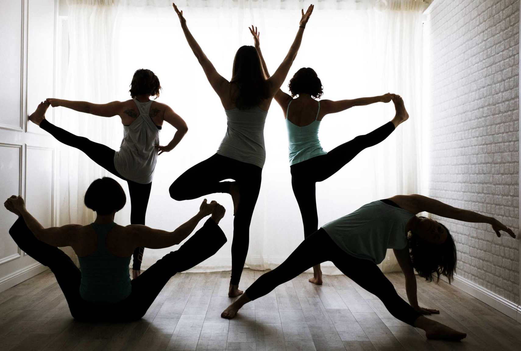 Yoga femme vecteur jeunes femmes yogi caractère formation exercice flexible  pose illustration femelle ensemble de filles saines style de vie séance  d'entraînement avec méditation équilibre relaxation isolé sur fond blanc  Vecteur par ©