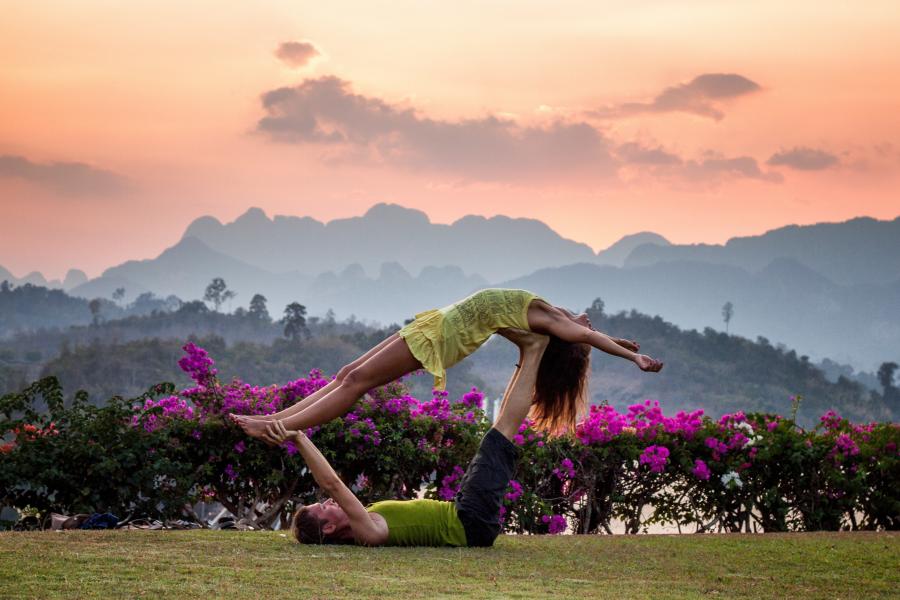 5 yoga poses for couples to strengthen the relationship